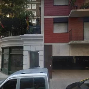 Cochera Lindera Al Hotel Claridge y Frente a La Galería Jardín