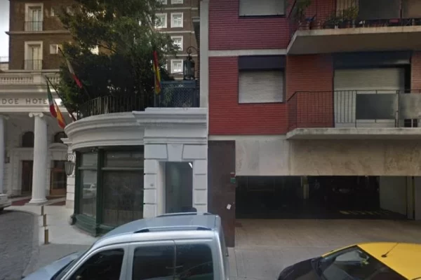 Cochera Lindera Al Hotel Claridge y Frente a La Galería Jardín